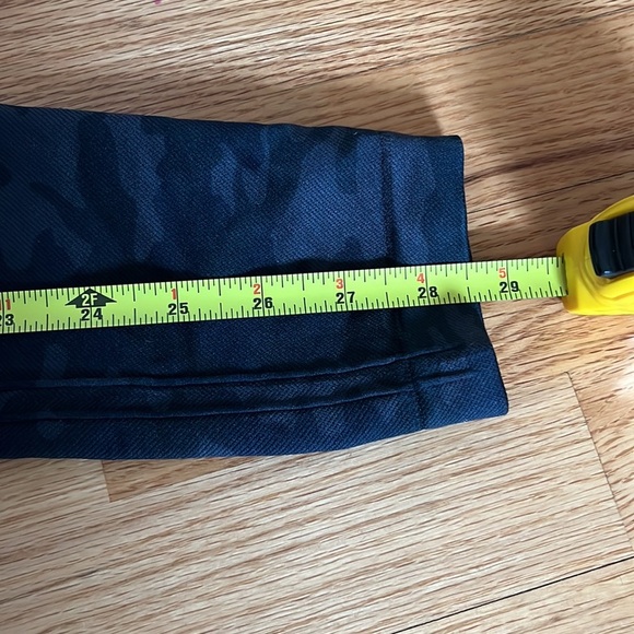 EUC SPANX CAMO CROPPED LEGGINGS, SIZE MEDIUM - Picture 5 of 5